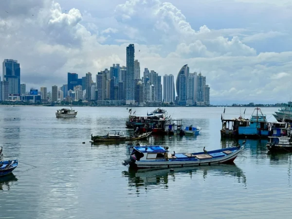 Paisaje marítimo con ciudad de fondo